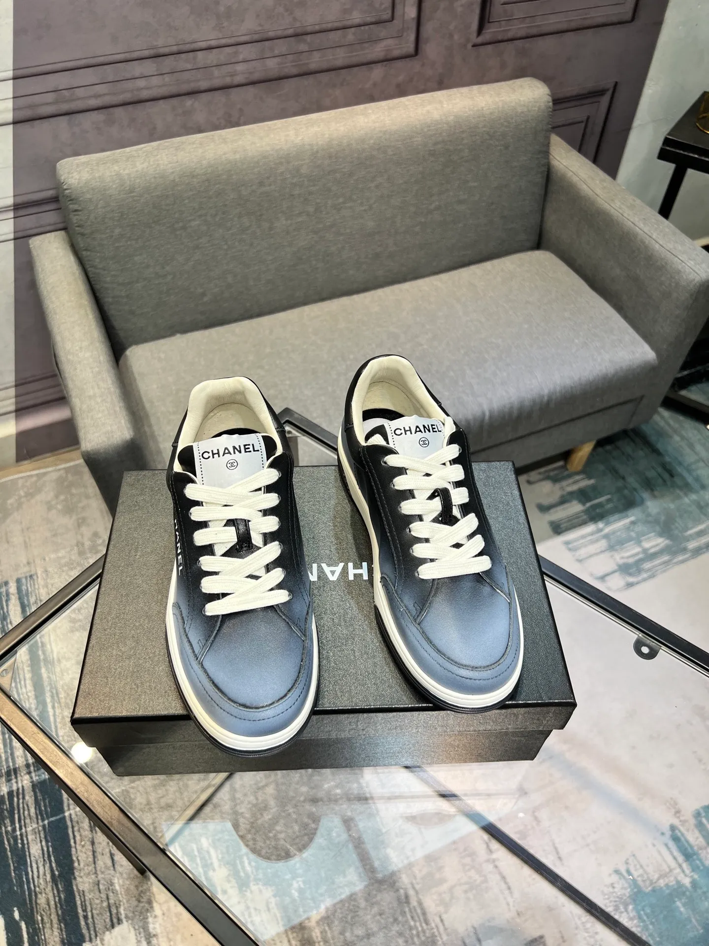 Men's men's shoes💰660 Exclusive real shots (top version) CHANEL Chanel's new panda sneakers Panda shoes Chanel 2025ss color matching thick-soled casual sports shoes sneakers Counter synchronization The counter is very popular Very difficult to buy a shoe The most popular thick-soled panda shoes on the Internet It is obvious that Xiaoxiang control cannot miss it Simple and versatile white shoes that have both good looks and comfort Thick sole increases height, is super versatile and can be worn with eyes closed😍 Whoever wears it will look better. Upper: calfskin. Lining: imported sheepskin lining. Outsole: TPU original outsole. Size: 35-44 (41 for women, 40 for men, custom made).